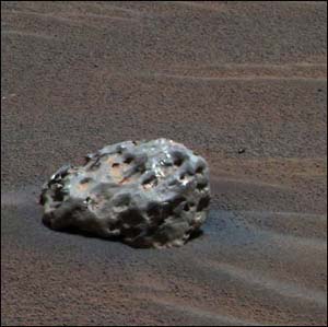 科学家首次在火星上发现篮球大小铁陨石(图)_