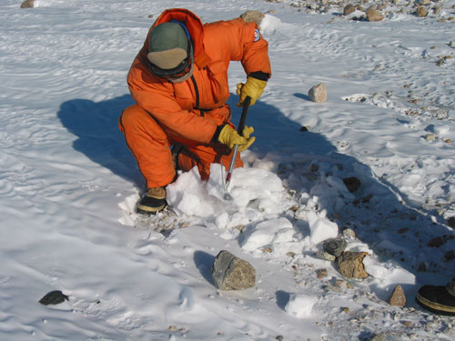 科技时代_图文：科考队员在雪中寻找陨石