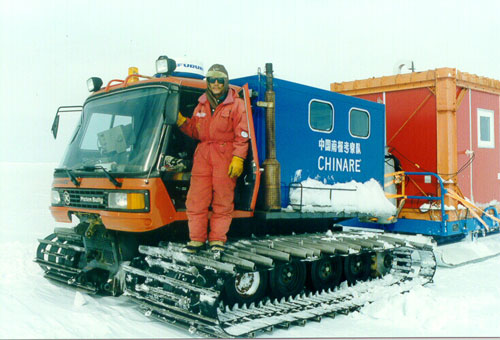 资料图片:南极考察队的雪地车