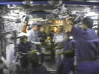 科技时代_组图：发现号宇航员开舱进入国际空间站