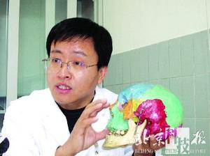 科技时代_整形大师质疑换脸狂人：恢复面部表情做不到