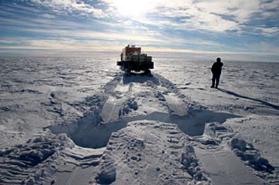 科技时代_格罗夫山考察队深入冰缝采集样本