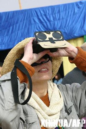 科技时代_组图：各地人们观看日食