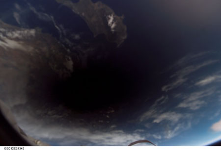 科技时代_组图：国际空间站宇航员太空中拍到月球影子