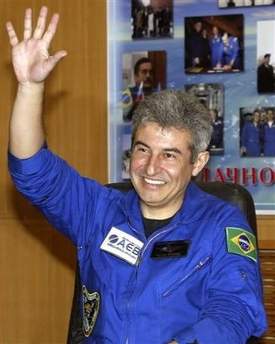科技时代_巴西首位宇航员今天带着国旗球衣上太空(图)