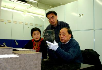 科技时代 科学探索 北京电视台《世纪之约》专题 > 正文李学勤(右一)