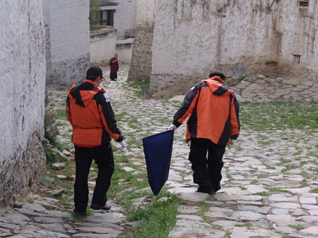 科技时代_图文：志愿者在扎什伦布寺内仔细寻找垃圾