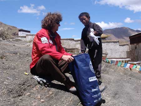 科技时代_组图：藏族小孩帮助志愿者捡拾白色垃圾