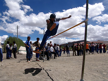 科技时代_组图：西藏定日中学运动会――跳高