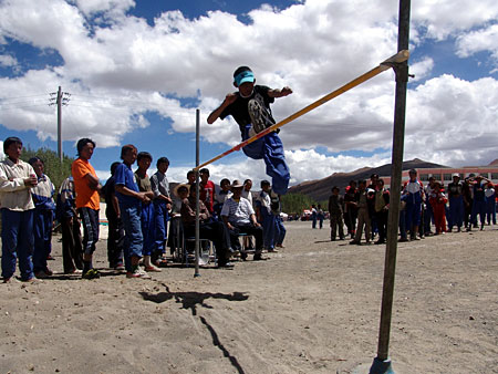 组图:西藏定日中学运动会--跳高_科学探索
