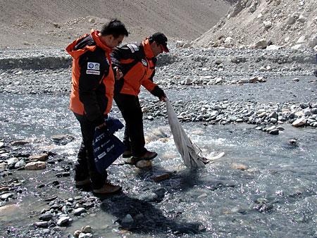 科技时代_组图：志愿者清理珠峰大本营附近溪流中的垃圾
