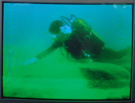 科技时代_图文：专家在船上观看潜水员水下探测的影像