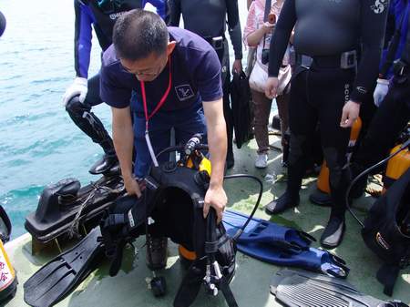 科技时代_图文：耿卫为记者讲解潜水设备和注意事项