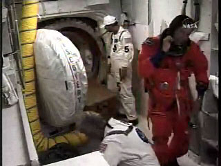 科技时代_图文：宇航员离开发现号航天飞机驾驶舱