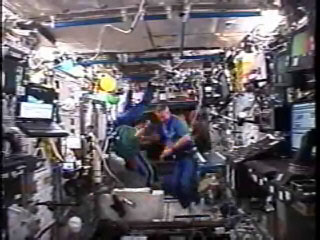 科技时代_组图：发现号宇航员进入国际空间站