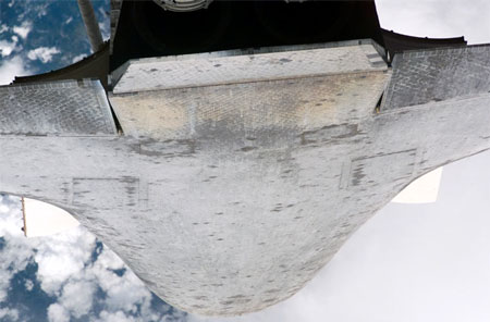 图文:空间站宇航员拍摄到发现号腹部隔热瓦_科