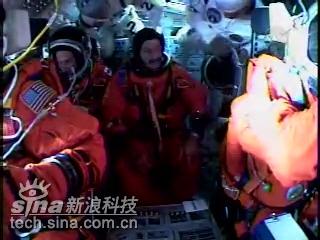 科技时代_组图：宇航员正在进入航天飞机乘员舱