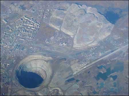 俄罗斯开采钻石挖出世界最大人造洞穴(图)_科