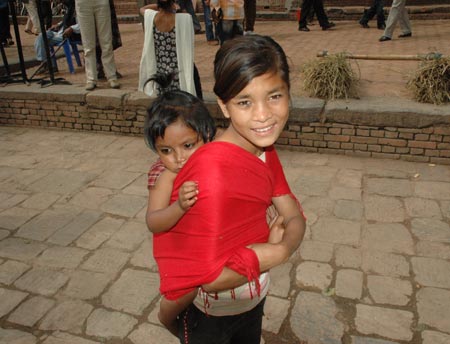 图文:尼泊尔妇女背着孩子供游人拍照挣钱_科学