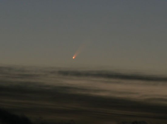科技时代_组图：加拿大艾尔伯塔拍摄的马克罗特彗星