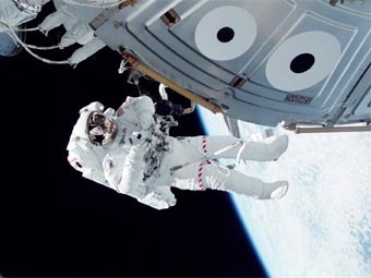 科技时代_空间站宇航员完成2007年首次太空行走(图)