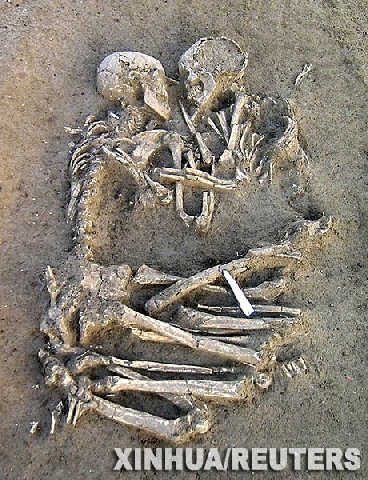 科技时代_意大利发现5000年前相拥人类遗骸(组图)