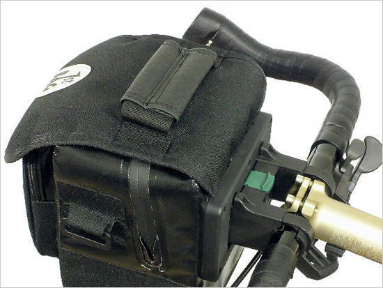 能够安装在自行车上的小巧防水摄影包
