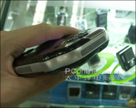 叫板PSP! 清华紫光掌机MP4 G7降价_数码