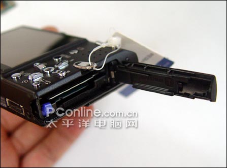 索尼卡片时尚机T10:2998元送512M棒