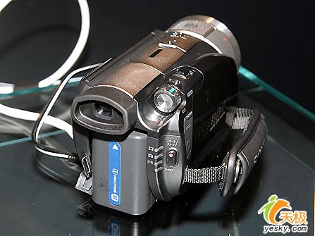 每周明星DV索尼硬盘式高清摄象机SR1E