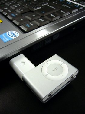 售价80元iLuv为shuffle2设计的USB线