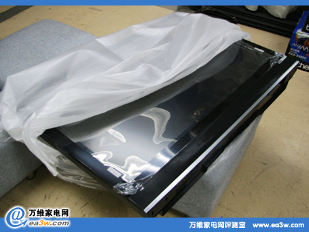 tcl l46m61r液晶电视从包装箱里抬了出来