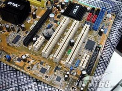 卓越性能华硕主打I945P主板破1000元