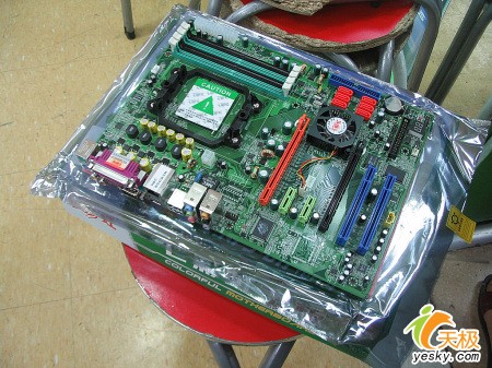 AM2新标准699元七彩虹C.NF5-DH主板入市