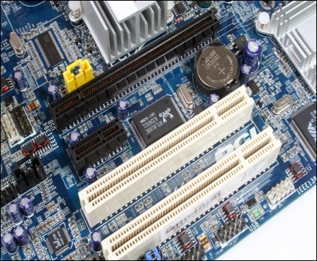 盈通首发AMD品牌第1款芯片组690G现身