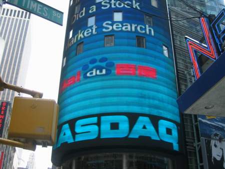 图文:NASDAQ大屏幕上的巨幅百度Logo
