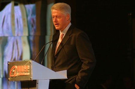 组图:美国前任总统克林顿在西湖论剑做演讲_互