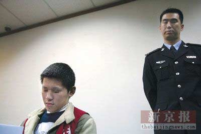 昨日庭审后,被告人王恒(左)接受媒体采访时数度沉默.