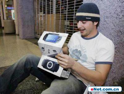 科技时代_索尼PSP游戏机在美销售 预计配送100万台