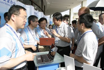 科技时代_刘军向联想国际高管介绍笔记本新品