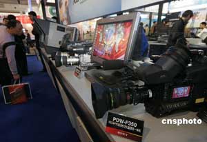 科技时代_SONY专业光盘摄录一体摄像机亮相广电展(图)