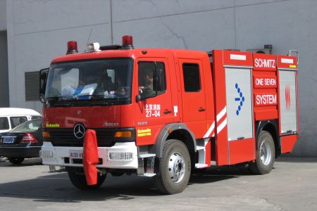 科技时代_图文：展会场馆外待命的消防车辆