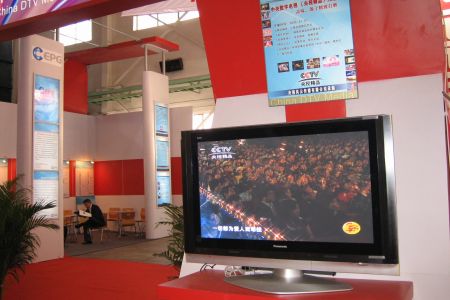 科技时代_图文：新媒体展区高清电视节目展示