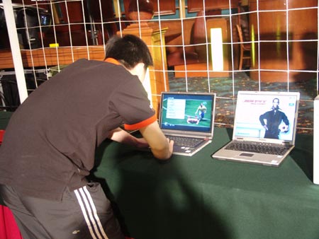 科技时代_现场记者试用联想笔记本玩足球游戏