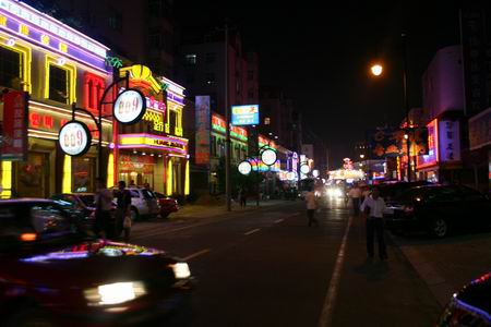 图文:青岛夜晚街道的霓虹灯_业界