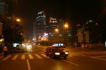图文:青岛夜晚路灯下的人行横道