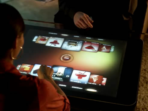 科技时代_微软推出平面计算机 外形酷似咖啡桌(图)