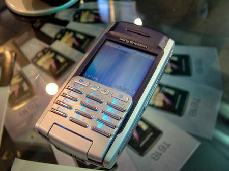 图文:索尼爱立信现场展示高端智能手机P900