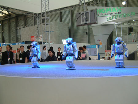 图文:索尼Qrio机器人舞蹈表演系列(组图)