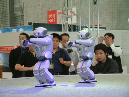 图文：索尼Qrio机器人舞蹈表演系列(组图)